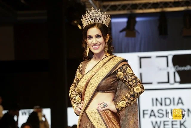 Mrs. Earth 2016 Priyanka Khurana Goyal along with Pakistani actress Meera walked the ramp as a show stopper for designer Tejas Gandhi at India Fashion Week Dubai (5)-min